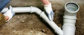 Как правильно проложить канализационную трубу в частном доме?