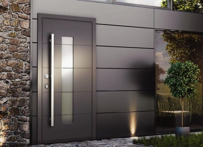 Металлические входные двери с зеркалом и стеклом: насколько они практичны и безопасны