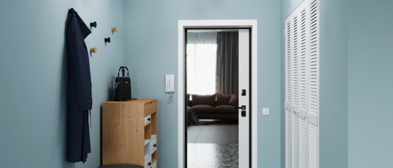 Входная дверь с зеркалом: плюсы, минусы и нюансы ухода за стеклянной вставкой