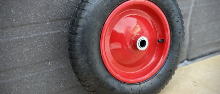Почему скрипят колеса на садовой тачке и как это исправить