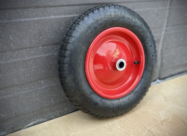 Почему скрипят колеса на садовой тачке и как это исправить