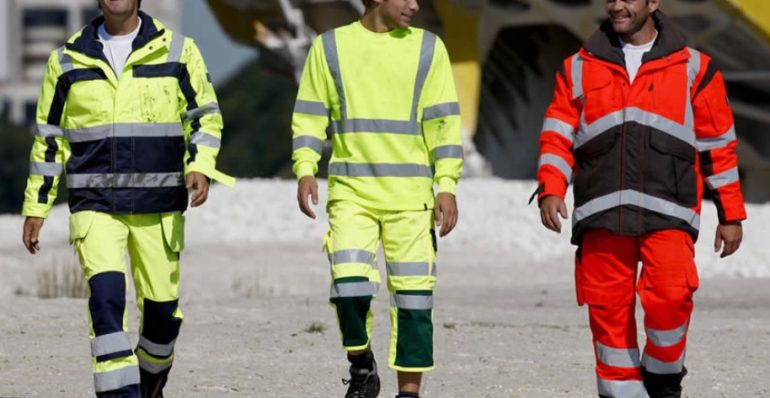 Сигнальная спецодежда зимой и летом: какая разница и что выбрать