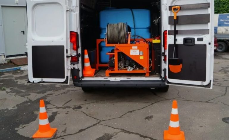 Экстренный выезд специалистов: заказать аварийную службу канализации круглосуточно