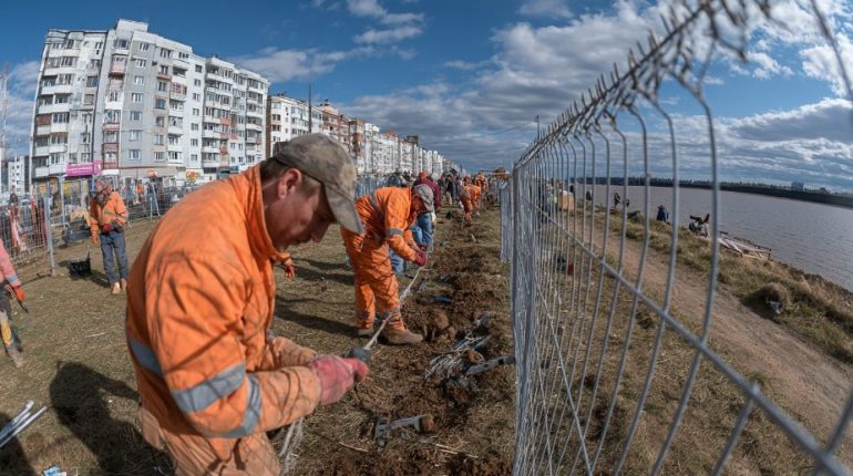Организация монтажа забора из рабицы в Самаре для надежного ограждения территории