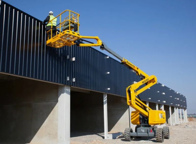 Аренда подъемников для строительных работ вместо лесов: когда это выгоднее и удобнее